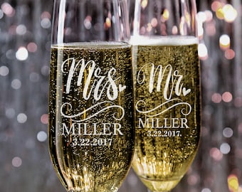 Set of 2, Mr. Mrs. Wedding Champagne Flutes, Personalized Champagne Flute Wedding Favors, Custom Bride and Groom Champagne Glasses #N5