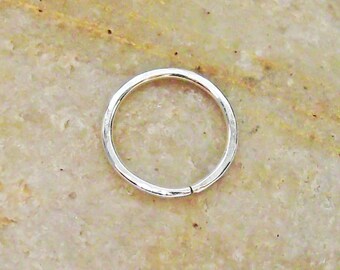 Martelé Texture Cartilage Hoop, Argentium argent, 18 Gauge Hoop, martelé anneau de nez, Tragus Hoop, Helix Hoop, tour Hoop Hoop Daith