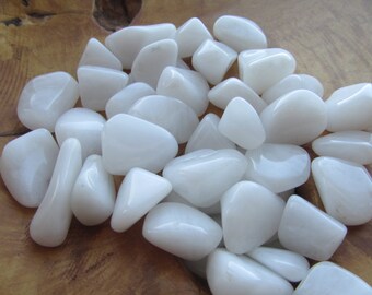 Snow Quartz Tumbled Stone T10