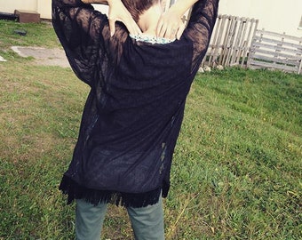 Black detentelle fringe kimono.
