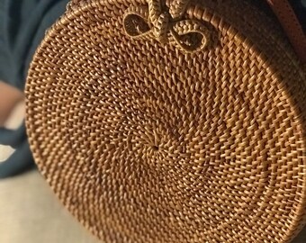 Rattan Bag Round Bag Straw Bag with Woven Bow, Bukle Closure Natural Handwoven Bali Ata Grass Shoulder Bag Leather Strap