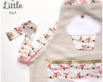 Duo reversible aprons: one side in natural linen with a waterproof fabric face. Customizable. Mother-daughter duo