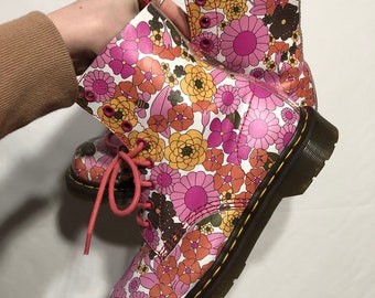 Super Groovy high top Doc Martens