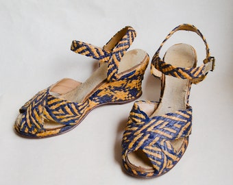 1940s Natural & navy blue straw wedge shoes / 40s peep toe ankle strap woven heel wedges sandals - sz uk 3.5 4