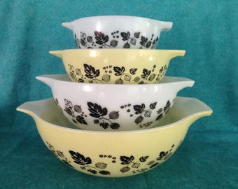 Pyrex Glass Yellow Gooseberry Cinderella Mixing Bowl Set Complete 4 Piece