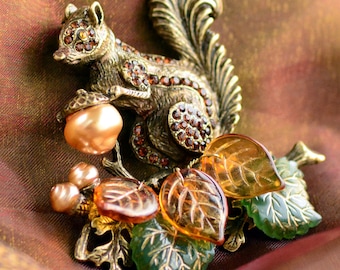 Squirrel Pin, Squirrel Brooch, Squirrel Jewelry, Brooch, Pin, Fall Jewelry, Autumn Brooch, Animal Pin, Animal Jewelry, Woodland Jewelry P648