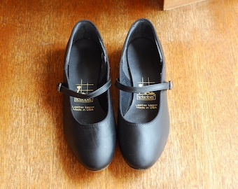 vintage shoes / black leather mary jane flats / size 7