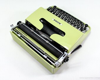 QWERTY - Typewriter Olivetti Pluma 22 - working portable typewriter - Green typewriter - Olivetti Lettera 22 working typewriter - gift