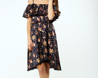 Flowered boho dress with ruffles and pompoms