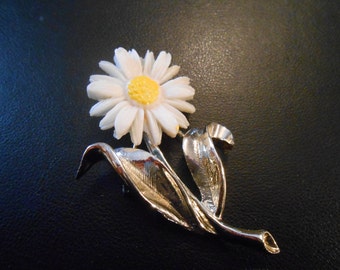 Sarah Coventry Vintage Yellow and White Daisy Pin