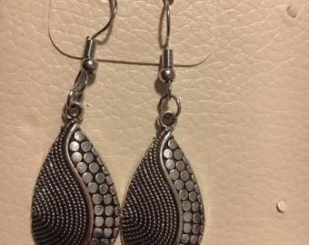 Dangle tear drop earrings