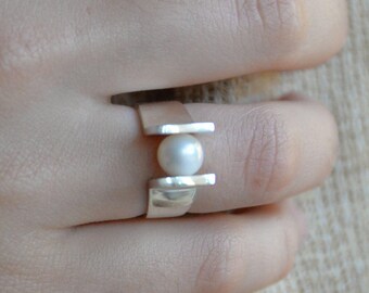 Handmade sterling ring with a 7 mm freshwater pearl