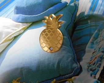 Gold pineapple connector.