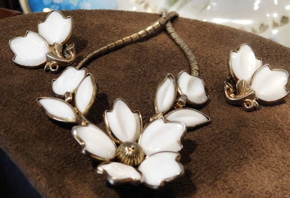 Crown TRIFARI Poured Milk Glass Necklace Earrings / Demi Parure / Alfred Philippe