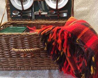 Equestrian Picnic Basket Set / The Adventure Series HUNT from Thomas B. Swain and Son Ltd. / Picnic Basket / Service for 4 / Faribo Blanket