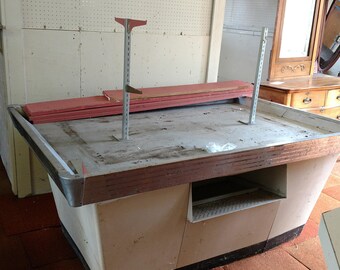 Center Isle Display Table