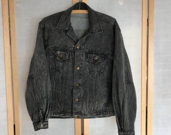 Guess Large Mens Jean Jacket. 100% cotton. Grey Black Denim Acid Wash. Nice softened denim. Great style from the 1980s! Vintage Guess Jacket