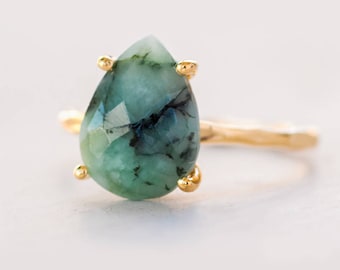 Raw Emerald Ring Gold, May Birthstone Ring, Raw Gemstone Ring, Solitaire Stone Ring, Stacking Ring, Tear Drop Ring, Gift for Her