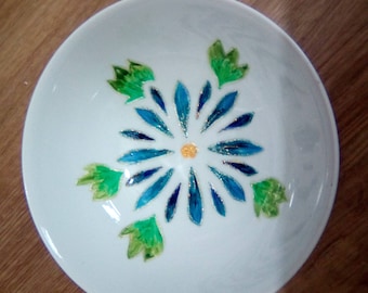 Decorative bowl. White ceramic, hand painted.