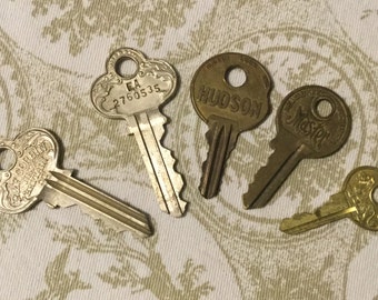 Vintage Decoritive Keys Set of Five Steampunk Jewelry Supplies