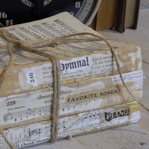Old Books Decoration, Decorative Books, Vintage Home Decor, Rustic Book Decor, Old Hymn Books