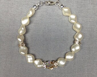 Swarovski Crystal Curved Pearl Bracelet in Cream Rose