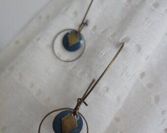 Boucles d'oreilles longs crochets sequins émaillés gris bleus orage et bronze