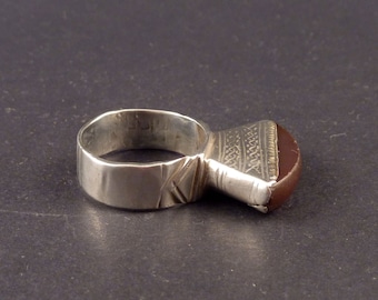 Big old Ethnic Tuareg ring with agate, silver tribal ring, tuareg jewelry, ethnic and tribal adornment, tuareg silver, desert jewelry