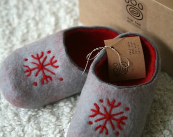 Pantofole con decorazioni rosse, Pantofole di lana fatti a mano in feltro grigio