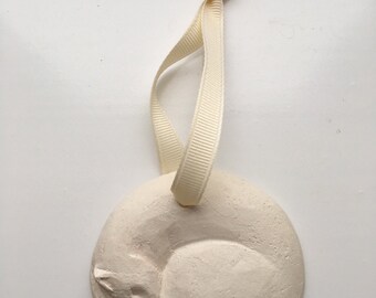 Ceramic cat decoration sleeping anticlockwise
