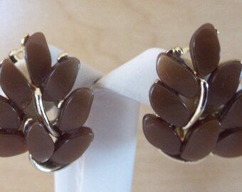 Vintage Claudette Brown Thermoset Plastic Gold Tone Clip On Earrings