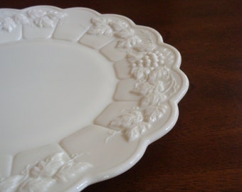 Westmoreland PANELED GRAPE Milk Glass 10-1/2 Inch Dinner Plate!