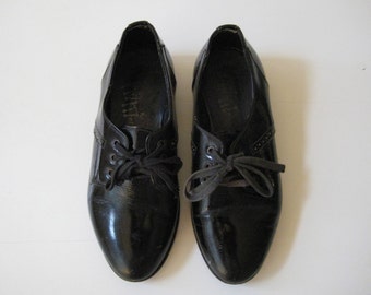 ON SALE! vintage children's shoes / Italy - black patent leather - oxford - lace up - kids - collectible - display - prop - dress up