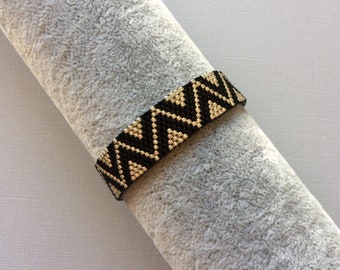 Fine zigzag bracelet / black and silver miyuki pearls, peyote weave /