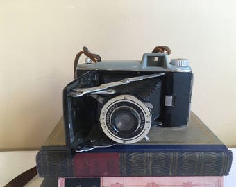 Kodak Tourist Camera Vintage 1948-51, Flash KONDO Shutter f/12.5-32, KODET Lens, Folding Camera eye-level view finder, uses 620 roll film