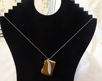 pendentif livre et sa plume d'écrivain