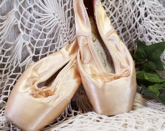 Ballet Toe Shoes, Vintage Point Shoes, Pink Satin, For Display Only, not for dancing