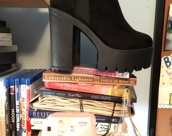 Black velvet womens high healed shoes size 8!