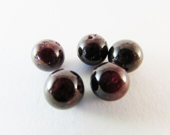 D-01670 - 5 garnet beads 10mm