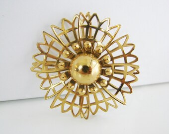 Vintage 60s Coro pretty brassy gold flower brooch (I6)