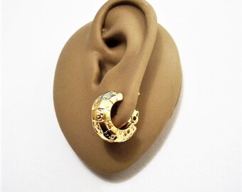 Monet Pebbled Square Hoops Clip On Earrings Gold Tone Vintage Windowpane Pattern Comfort Paddles Wide Open Band
