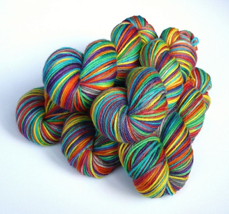 Пряжа радуга. Hand Dyed Rainbow пряжа палитра. Секционная пряжа Радуга. Радужная пряжа идеи. Пряжа Радужная Ангола.