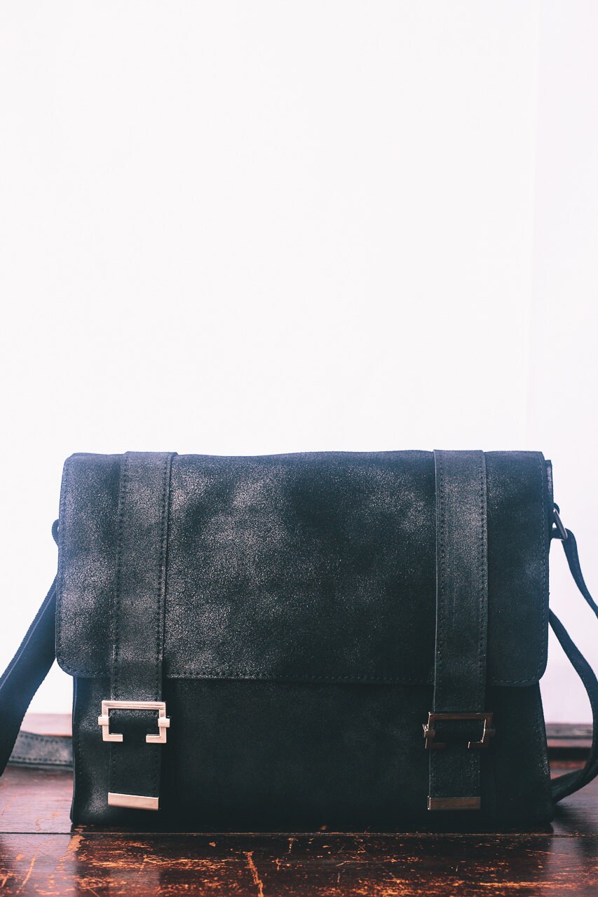 Black leather Messenger bag. Sturdy fulgrain pure leather