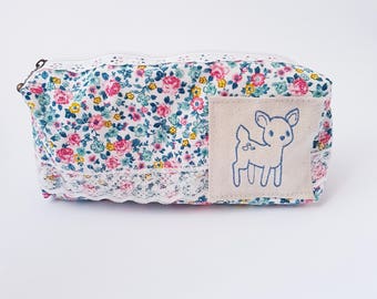 Clutch floral with a fawn / deer blue embroidered with lace detail
