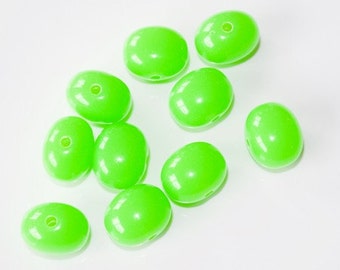 Round beads flattened fluo green synthetic resin