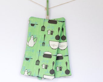 Green Retro Pot Holders / Hot Pads – Set of 2