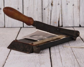 1950s blade cutter for photos, Curiosity paper cutter, Cut scroll photos, Wave photo cutter, Cutting guillotine tool, Vintage photo cutter