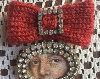 Lover's Eye, diamante, knitted bow brooch. Rust