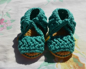 Sandali del bambino legato a croce