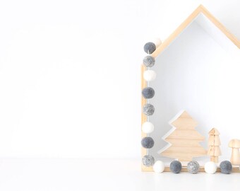 White and Grey Felt Ball Garland. Neutral Nursery Decor. Gender Neutral Room. Playroom Decor. Nursery Bunting. Monochrome Grey White Nursery